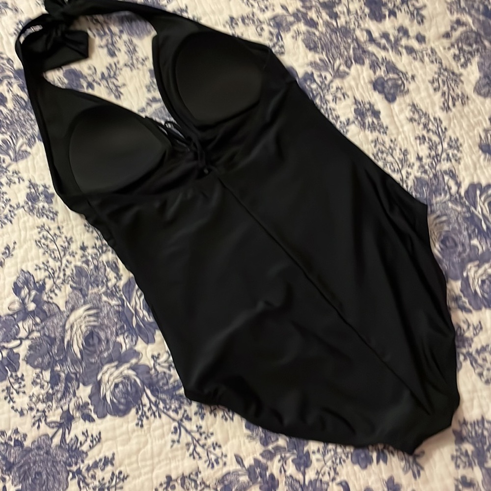 Black Swimsuit - Picture 4 of 5